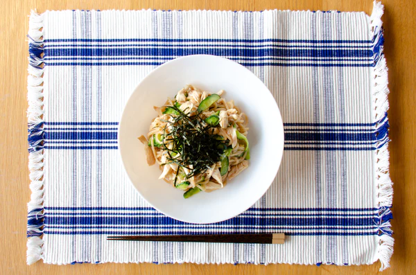 梅とささみの和え麺
スーパー麺を使った簡単料理