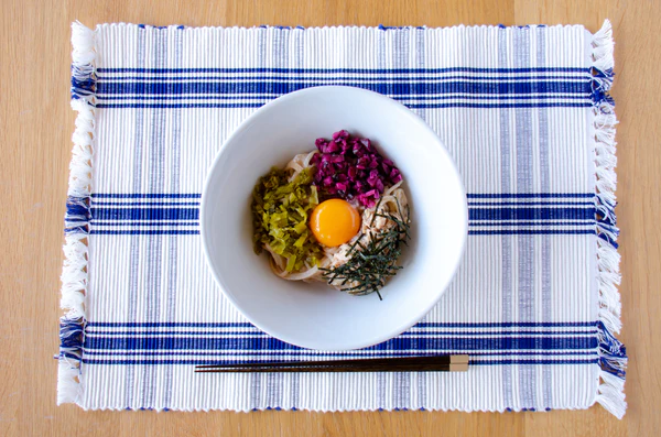 調味料がなくても味が決まる！漬物とツナの釜玉スーパー麺完成｜スーパー麺を使った簡単料理