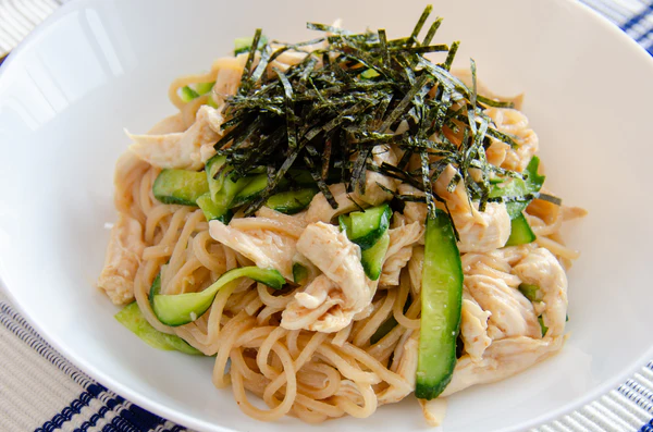 梅とささみの和え麺
スーパー麺を使った簡単料理