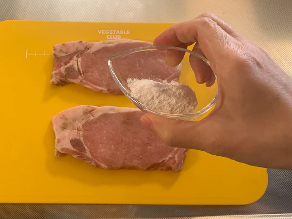 豚肉の表面に米粉をまぶす