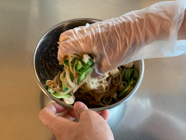 鶏ささみ、きゅうり、スーパー麺を入れて混ぜ合わせる