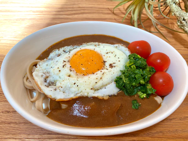 目玉焼き乗せカレー麺/スーパー麺を使った簡単料理