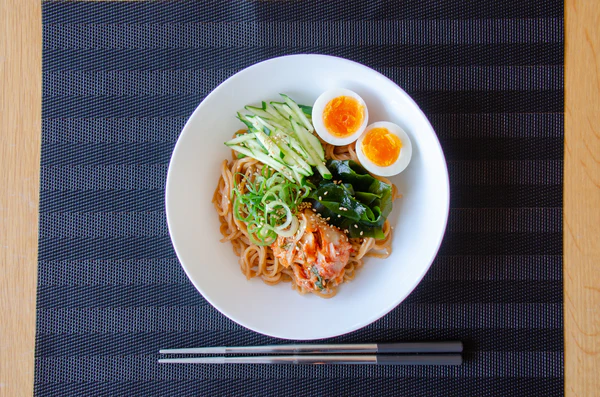 簡単レシピ：グルテンフリー ビビン麺｜スーパー麺を使った、時短・簡単 ピリ辛混ぜ麺料理