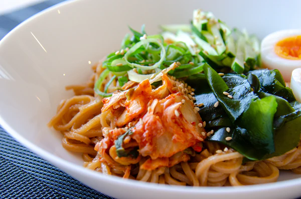 簡単レシピ：グルテンフリー ビビン麺｜スーパー麺を使った、時短・簡単 ピリ辛混ぜ麺料理