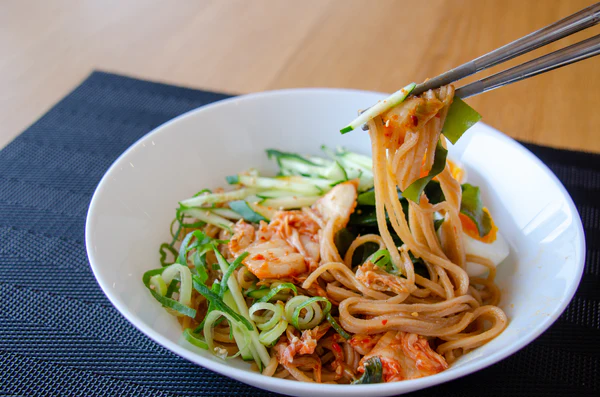 簡単レシピ：グルテンフリー ビビン麺｜スーパー麺を使った、時短・簡単 ピリ辛混ぜ麺料理