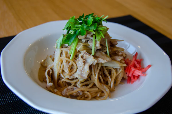 簡単レシピ：新ごぼうと豚バラの醤油焼きそば｜季節を感じる和風焼きそば 時短・簡単レシピ