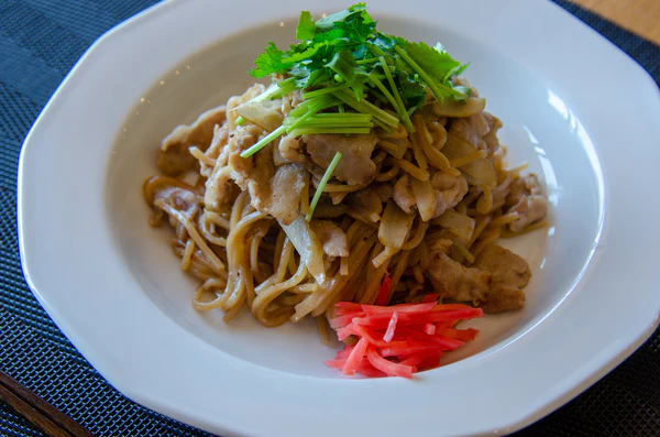 簡単レシピ：新ごぼうと豚バラの醤油焼きそば｜季節を感じる和風焼きそば 時短・簡単レシピ