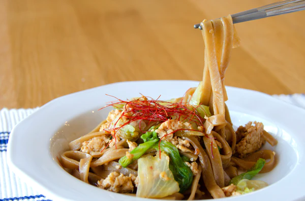 ひき肉とレタスの醤油焼きそば/スーパー麺を使った簡単料理